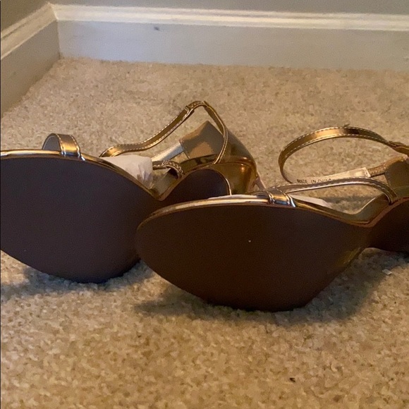 NEVER WORN HEELS - Picture 3 of 3